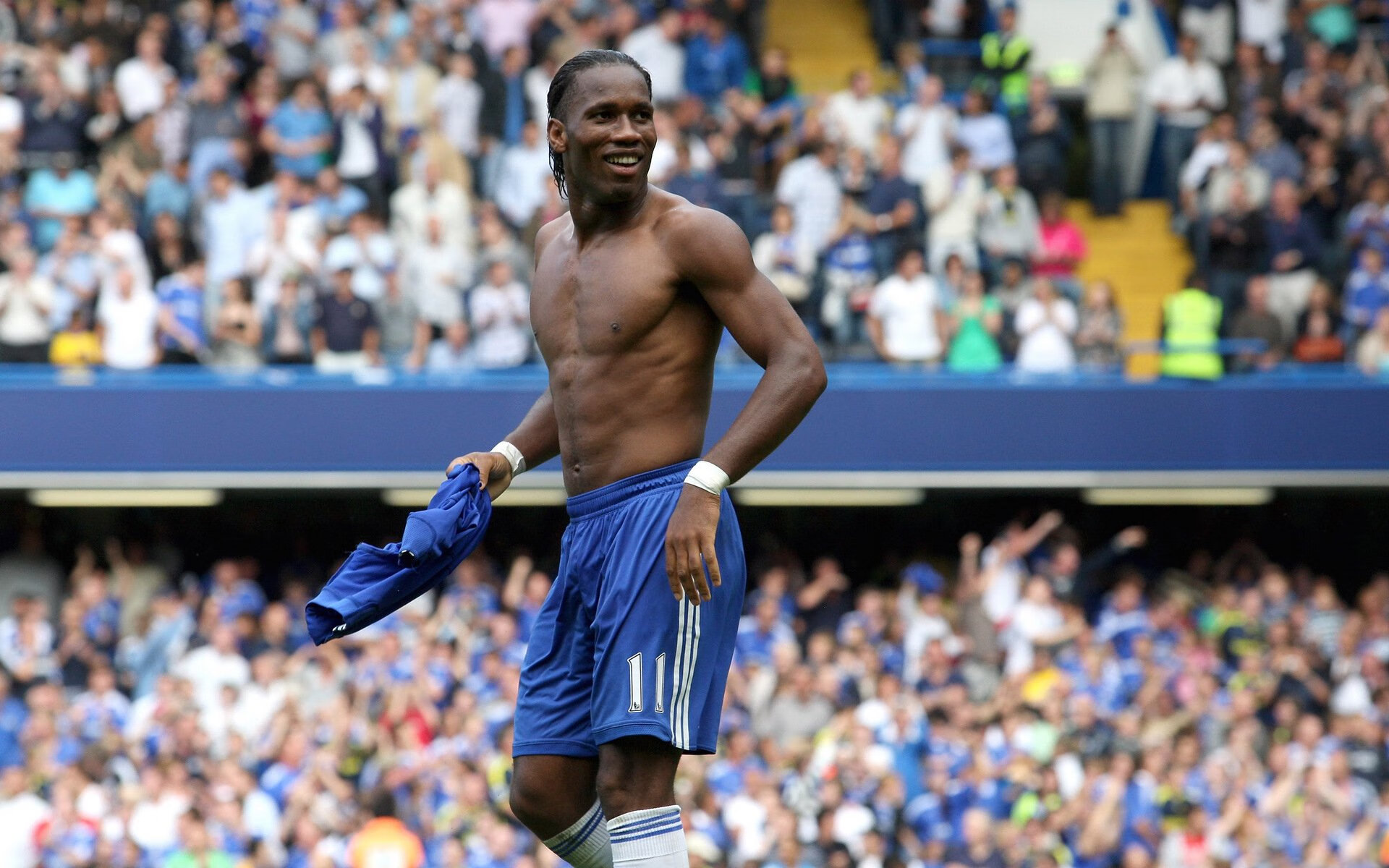 《堡垒之夜》未来城新皮肤系列上线，引领未来潮流的炫彩狂潮