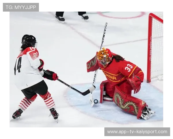 冰球守门员飞扑救险，被赞“冰面艺术家”